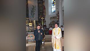 Hans Thomann teilte mit den Gottesdienstbesuchern und Pfarrer Sangl seine Gedanken zu dem Kunstwerk „Baustelle Frieden bekennen“, das im Hintergrund zu sehen ist. Hans Thomann teilte mit den Gottesdienstbesuchern und Pfarrer Sangl seine Gedanken zu dem Kunstwerk „Baustelle Frieden bekennen“, das im Hintergrund zu sehen ist.