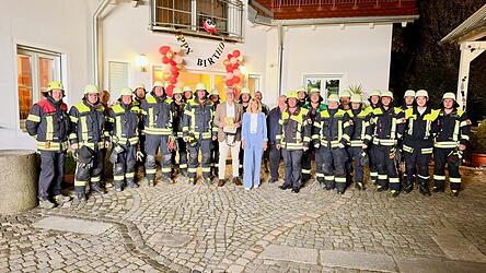 Jubilar Ulrich Fischer zusammen mit seiner Frau Christa und seinen Kameraden der Stadtfeuerwehr.