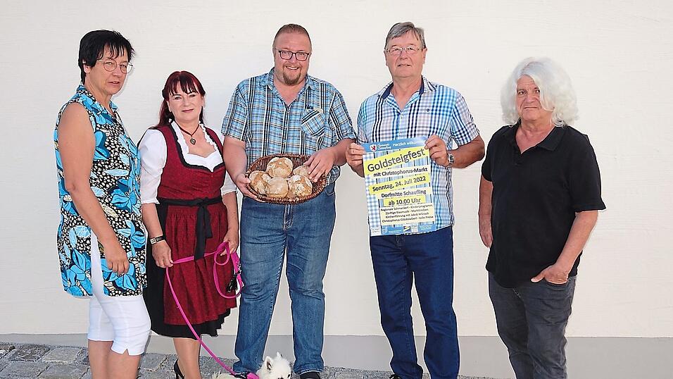 Sie probierten schon mal die Glückslaiberl: Christina Fuchs (v. l.) von der Tourist-Info, Barbara König von der Landpartie Sicking, Bürgermeister Robert Bauer, KSV-Vorsitzender Josef Schmidbauer und Jakob Wünsch. Sie probierten schon mal die Glückslaiberl: Christina Fuchs (v. l.) von der Tourist-Info, Barbara König von der Landpartie Sicking, Bürgermeister Robert Bauer, KSV-Vorsitzender Josef Schmidbauer und Jakob Wünsch.