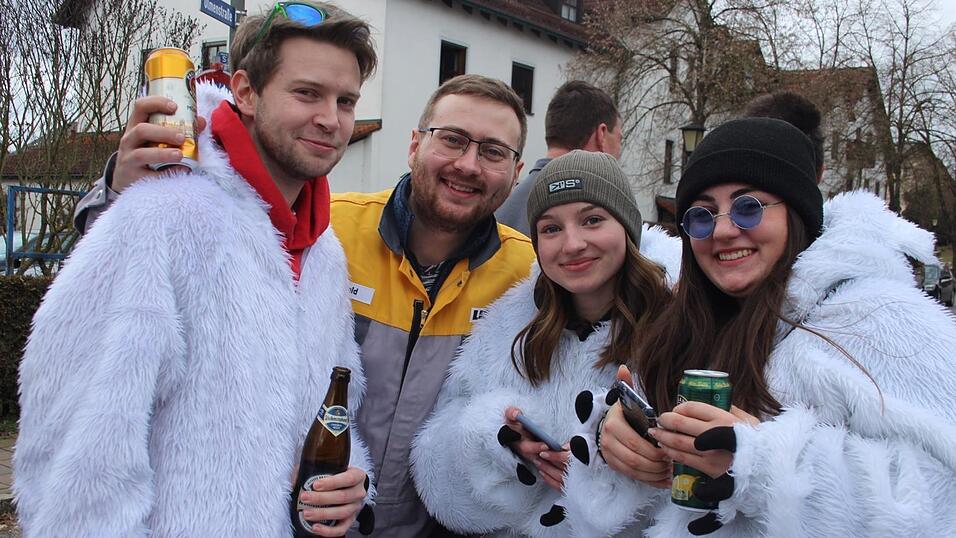 Viele Faschings-Fans haben sich am Samstag den Umzug in Langenbach angesehen. Viele Faschings-Fans haben sich am Samstag den Umzug in Langenbach angesehen.