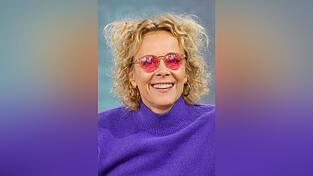 Schauspielerin Katja Riemann im vergangenen Jahr mit rosaroter Brille auf der Leipziger Buchmesse. Bei allgemeiner Krisenstimmung liegen bunte und optimistische Farben in diesem Jahr laut Augenoptik-Industrie besonders im Trend. (Archivbild)