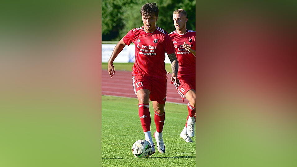 Seebachs Stürmer Patryk Richert (vorne) hat Anfang des Jahres eine OP gehabt, ihm wurden Schrauben und eine Platte am Jochbein entfernt, sein Einsatz gegen den FC Dingolfing ist fraglich.