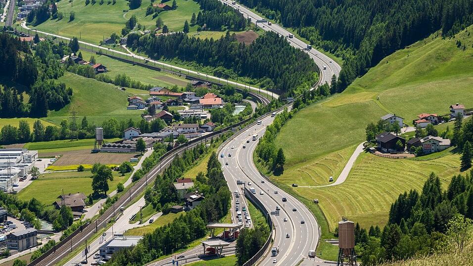 Die Brenner-Autobahn ist die verkehrsreichste Nord-Süd-Verbindung der Alpen. Die Brenner-Autobahn ist die verkehrsreichste Nord-Süd-Verbindung der Alpen.