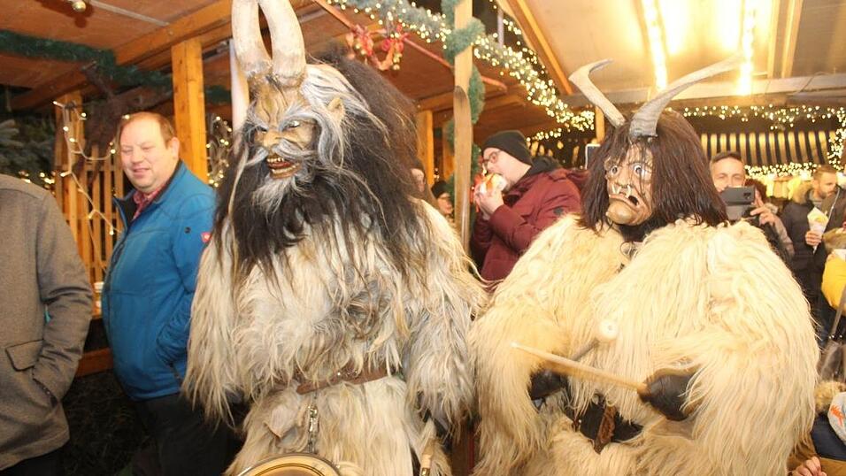 Die Perchtengruppe 'Frisinger Fratz'n' trat am Mittwochabend auf dem Landshuter Christkindlmarkt auf. Die Perchtengruppe 'Frisinger Fratz'n' trat am Mittwochabend auf dem Landshuter Christkindlmarkt auf.