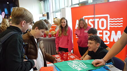 „Das wäre der Beruf für Euch“: Schüler lassen sich von verschiedenen Arbeitgebern über die unterschiedlichen Ausbildungsmöglichkeiten beraten.