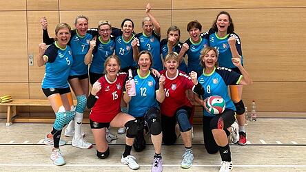 Die Deggendorfer Libera Ute Schmidt (vorne l.) gewann mit der Sportgemeinschaft TV/DJK Hammelburg das Finale der Deutschen Seniorenmeisterschaft in der Alterskategorie &Uuml;54.