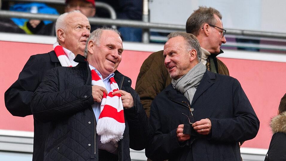 Die ungewohnte Stille der Bayern-Granden: Karl-Heinz Rummenigge (l) und Uli Hoene&szlig; in der M&uuml;nchner Arena. (Archivbild)