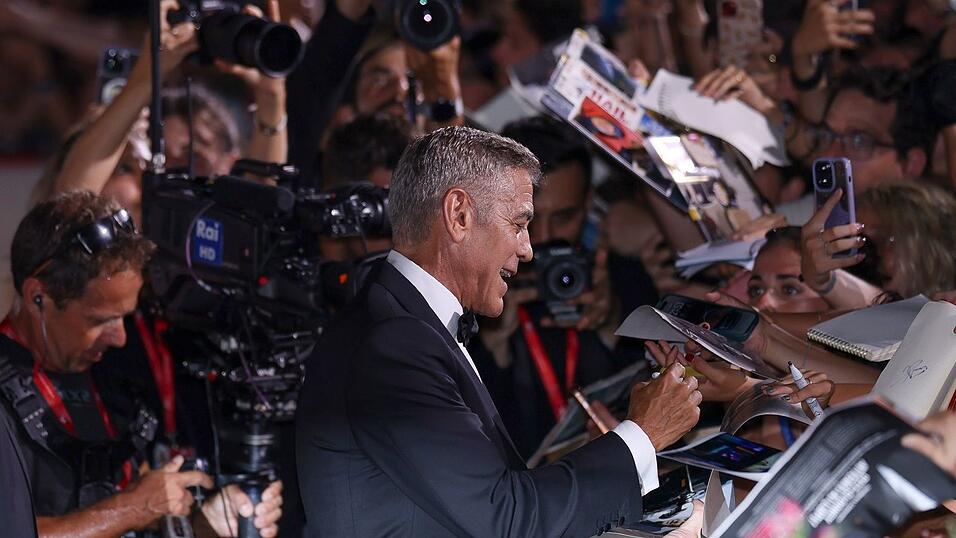 George Clooney gab schon vergangenes Jahr Autogramme in Venedig - nun kommt er zurück (Archivbild).