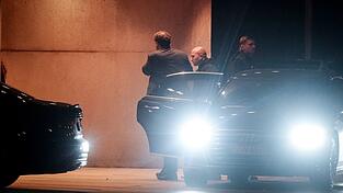 Licht ins Dunkel wollen die Koalitionsspitzen am Morgen bringen, hier SPD-Chef Lars Klingbeil. Licht ins Dunkel wollen die Koalitionsspitzen am Morgen bringen, hier SPD-Chef Lars Klingbeil.