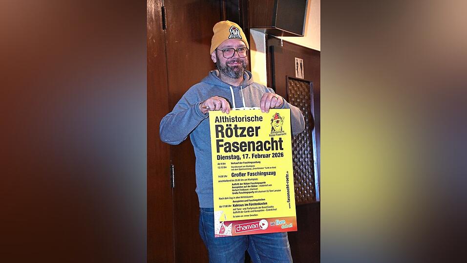 Fasenachtspr&auml;sident Frank Gazinski pr&auml;sentiert das aktuelle Plakat der Althistorischen R&ouml;tzer Fasenacht. Foto: