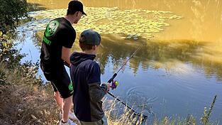Am Hüttenweiher durften die Kinder und Jugendlichen erstmals selbst zur Angel greifen. Am Hüttenweiher durften die Kinder und Jugendlichen erstmals selbst zur Angel greifen.