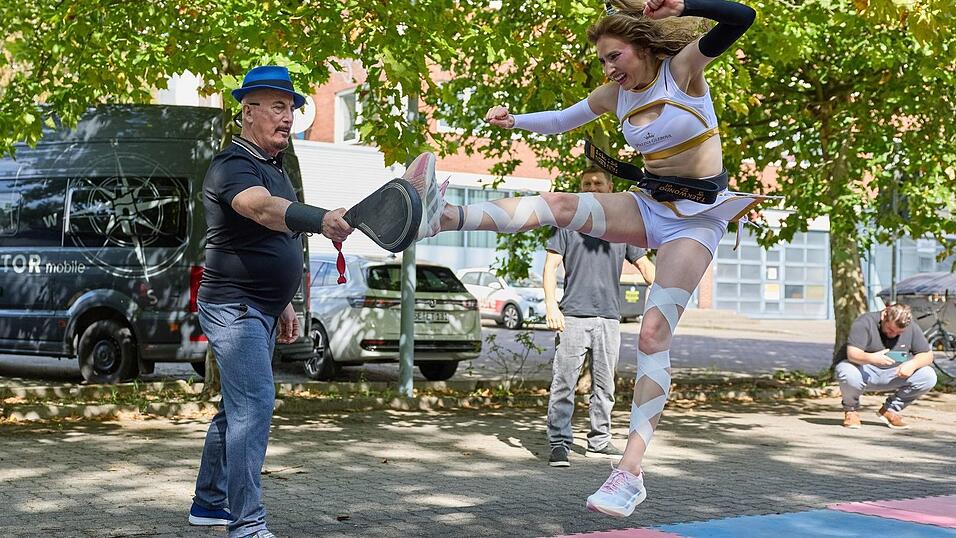 Rekordjägerin Palina Glebova stellt beim weitesten freihändigen Kampfsport-Kick einen Rekord von 2,64 Meter auf. Rekordjägerin Palina Glebova stellt beim weitesten freihändigen Kampfsport-Kick einen Rekord von 2,64 Meter auf.