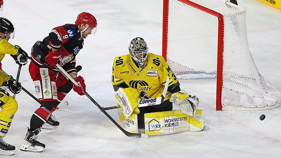 Es half alles nichts: Tobias Lindberg (links) traf zwar noch zum zwischenzeitlichen 3:5 - das Tor kam für den EV Landshut aber zu spät. Krefeld erhöhte wenig später und krallte sich die drei Punkte. Es half alles nichts: Tobias Lindberg (links) traf zwar noch zum zwischenzeitlichen 3:5 - das Tor kam für den EV Landshut aber zu spät. Krefeld erhöhte wenig später und krallte sich die drei Punkte.