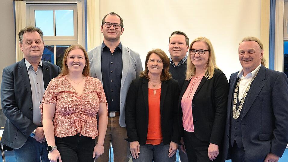 Sechs neugew&auml;hlten Ratsmitgliedern nahm B&uuml;rgermeister Gerhard Betz (rechts) im Rahmen der konstituierenden Sitzung des Marktrats den Amtseid ab (v. l.): Christoph Kurzyk (AfD), Doris Tafelmaier (CSU), Andreas Stanglmair (CSU), Susanne Sixt (UWN), Daniel Unger (CSU) und Claudia Hoffendahl (UWN).