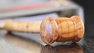 Ein 23-Jähriger muss sich ab Donnerstag in Regensburg vor Gericht verantworten. Er soll seine Freundin vergewaltigt und geschlagen haben. (Symbolbild)