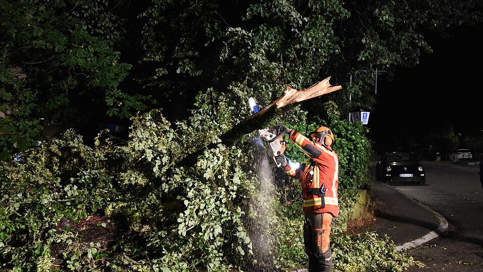 Auch an der Bahnhofstraße hatten die Feuerwehrleute alle Hände voll zu tun. Auch an der Bahnhofstraße hatten die Feuerwehrleute alle Hände voll zu tun.