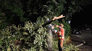 Auch an der Bahnhofstraße hatten die Feuerwehrleute alle Hände voll zu tun. Auch an der Bahnhofstraße hatten die Feuerwehrleute alle Hände voll zu tun.