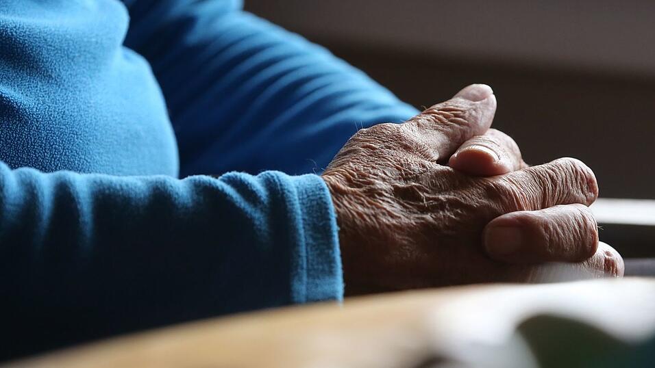 Gerade alte Menschen befassen sich mit dem Thema. (Symbolbild)