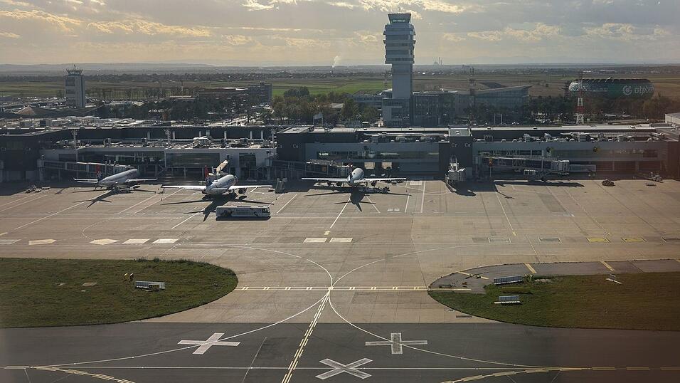 Der Nikola Tesla-Flughafen in Belgrad. Eine Maschine der Air Cairo musste auf dem Flug nach M&uuml;nchen dort ungeplant landen. (Archivbild)
