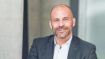 Simon Hahnzog arbeitet als Psychotherapeut in München. Ihn beschäftigt vor allem, wie man ein gesundes Arbeitsumfeld schaffen kann.
