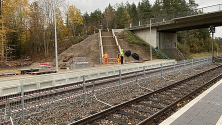 Die Treppe, um von einem zum anderen Gleis zu gelangen, ist weitgehend fertig. Mitte Dezember mit dem Fahrplanwechsel soll der zweite Bahnsteig in Neubäu schon in Betrieb gehen.
