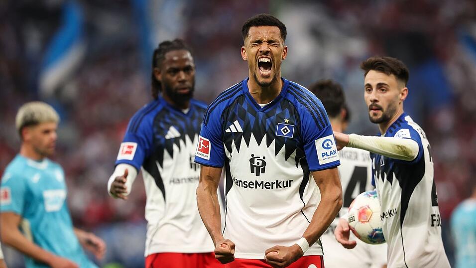 Durfte nur kurz &uuml;ber den Ausgleich jubeln: HSV-Torsch&uuml;tze Robert Glatzel (M.).