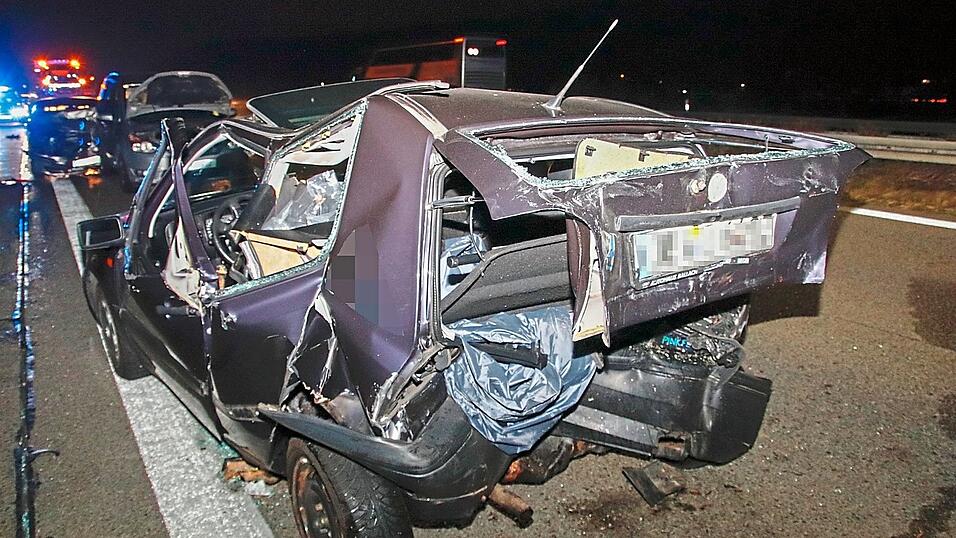 Teilweise wiesen die Fahrzeuge einen Totalschaden auf. Teilweise wiesen die Fahrzeuge einen Totalschaden auf.