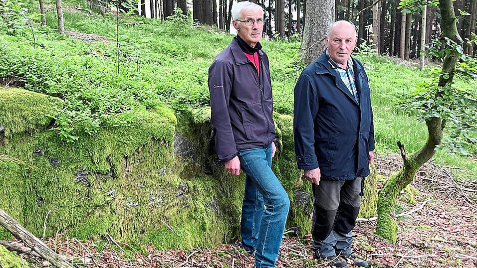 Franz-Xaver Six (links) und Josef Eidenschink stehen an dem Platz, wo in wenigen Tagen die Holzfigur des Seligen Engelmar gefunden wird.
