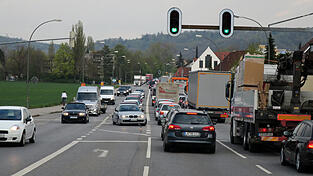 Ein gewohntes Bild: Stau auf der B 299. Und von einer &bdquo;Gr&uuml;nen Welle&ldquo;, um dem zumindest ein wenig abzuhelfen, k&ouml;nne zu keiner Tageszeit die Rede sein, meint (nicht nur) ein Leser.