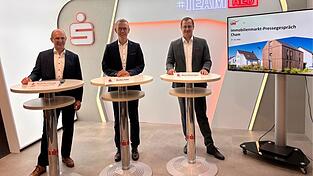 Sie haben den Immobilienmarkt im Fokus: Erwin Bumberger, Vorstandsvorsitzender der Bausparkasse LBS S&uuml;d, Markus Robl, ab 1. August Vorstandsmitglied der Sparkasse im Landkreis Cham, und Martin Wanninger, Vertriebsdirektor im Immobilienzentrum der Sparkasse (von links).