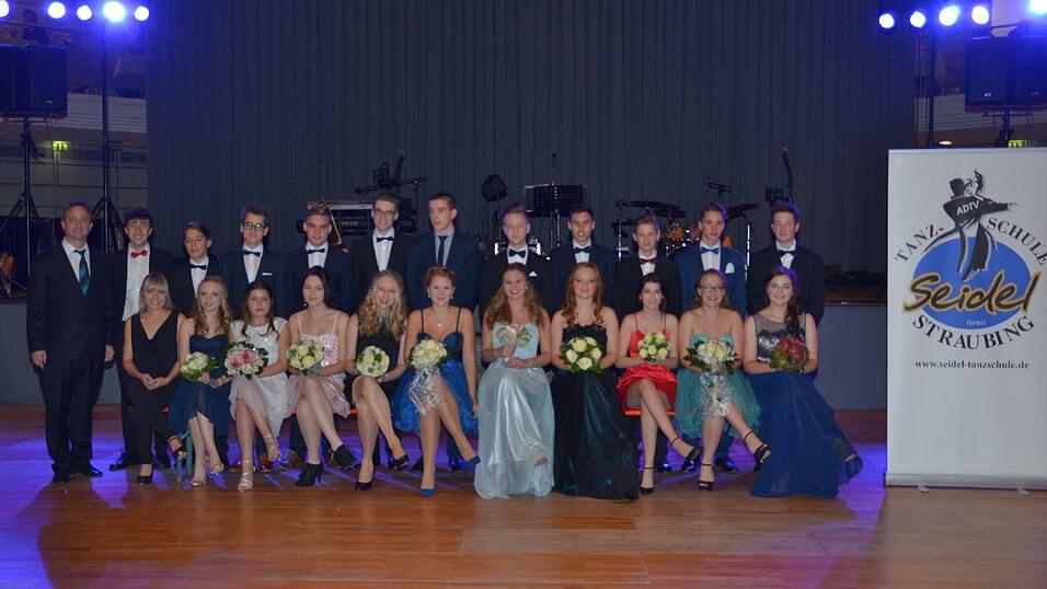 Die Bilder vom Abschlussball der Tanzschule Seidel in der Fraunhofer-Halle am 28. November. Die Bilder vom Abschlussball der Tanzschule Seidel in der Fraunhofer-Halle am 28. November.