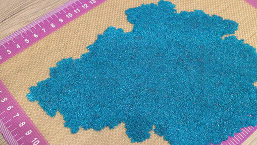 Das Sugar Sheet sollte am besten im Voraus abgemessen werden, damit es nachher genau zur Torte passt. Das Sugar Sheet sollte am besten im Voraus abgemessen werden, damit es nachher genau zur Torte passt.