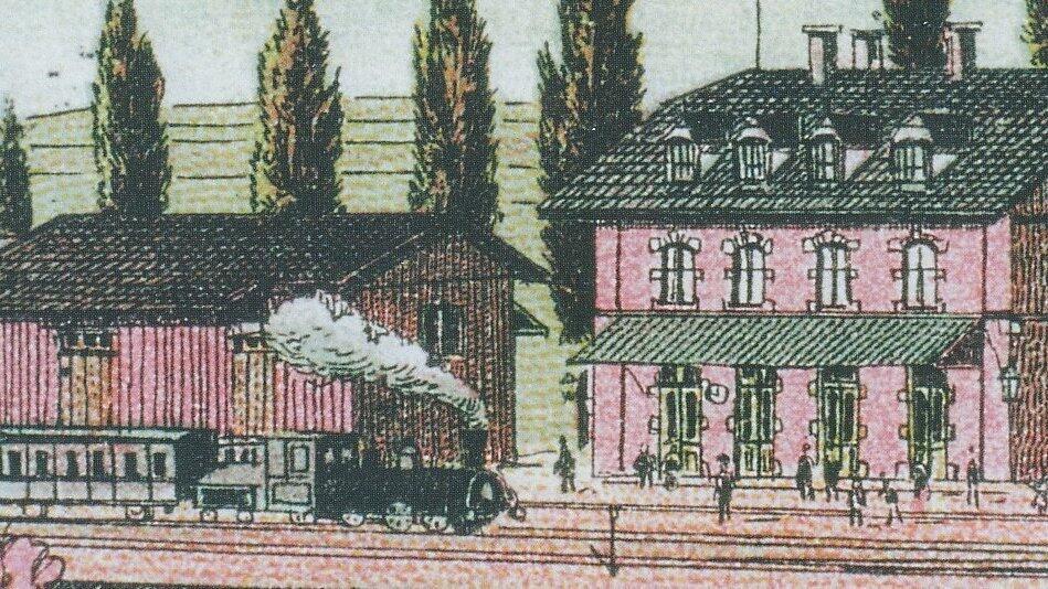 Fotos von der Eröffnung der Lokalbahn nach Rottenburg existieren nicht. Eine künstlerisch gestaltete Postkarte aus dem Jahr 1903 zeigt allerdings den damals noch völlig freistehenden Bahnhof weitab des eigentlichen Marktkerns. Fotos von der Eröffnung der Lokalbahn nach Rottenburg existieren nicht. Eine künstlerisch gestaltete Postkarte aus dem Jahr 1903 zeigt allerdings den damals noch völlig freistehenden Bahnhof weitab des eigentlichen Marktkerns.