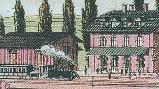 Fotos von der Eröffnung der Lokalbahn nach Rottenburg existieren nicht. Eine künstlerisch gestaltete Postkarte aus dem Jahr 1903 zeigt allerdings den damals noch völlig freistehenden Bahnhof weitab des eigentlichen Marktkerns.