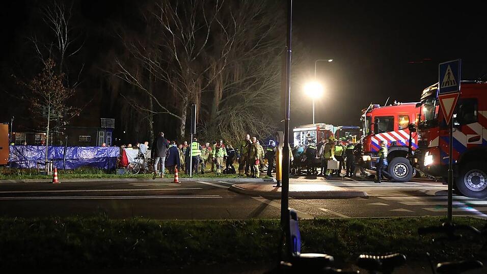 Die benachbarte Gemeinde Elburg teilte mit, dass die Parade abgebrochen worden sei.