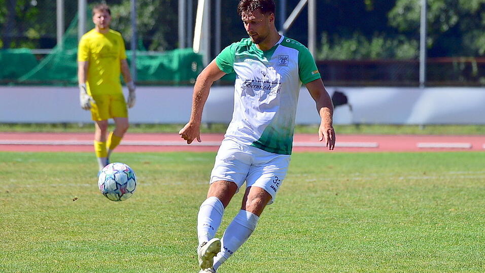 Alexander Sperl rettete mit seinem Tor zum 1:1 seinen Deggendorfern im Derby in Künzing noch einen Punkt. Alexander Sperl rettete mit seinem Tor zum 1:1 seinen Deggendorfern im Derby in Künzing noch einen Punkt.
