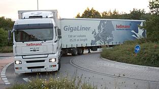 Seit fast vier Jahren sind die 'Gigaliner' nun schon testweise auf den Stra&szlig;en unterwegs. Geht es nach der SPD, sollen die Lang-Lkw aber schon bald wieder der Vergangenheit angeh&ouml;ren.