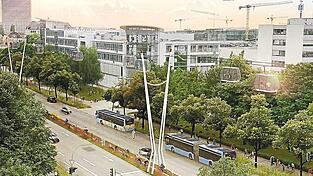 Unten Stau, oben freie Fahrt: Könnte eine Seilbahn von Dachau nach München Realität werden? Für die Seilbahn so wie hier im Bild über dem Frankfurter Ring gibt es bereits eine Machbarkeitsstudie.
