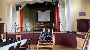 Architekt Hans Haslsteiner (l.) und Wolfgang Kerscher, Vorsitzender des Fördervereins Jahnhalle, freuen sich auf die neue Bühne.