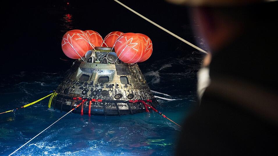 Die Orion-Raumkapsel wird vor der Küste Kaliforniens geborgen. Die Orion-Raumkapsel wird vor der Küste Kaliforniens geborgen.