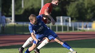 Der FC Dingolfing (in blau) wehrte sich nach Kräften, letztlich behielt aber der Bayernligist ASV Cham die Oberhand. Der FC Dingolfing (in blau) wehrte sich nach Kräften, letztlich behielt aber der Bayernligist ASV Cham die Oberhand.