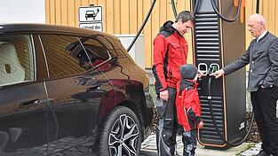 B&uuml;rgermeister Josef Reff (rechts) und Elektromeister Johann Hochholzer an der neuen Schnelllade-S&auml;ule.