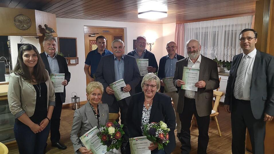 Erster Bürgermeister Martin Panten (rechts) und geschäftsleitende Beamtin Jennifer Ebenbeck (links) danken den geehrten ehemaligen Mitgliedern des Parkstettener Gemeinderats Magda Del Negro (sitzend links), Monika Zistler (sitzend rechts), Konrad Rothammer, Anton Dünstl, Heinrich Krempl, Karl-Heinz Lorper, Markus Fischer und Johann Häusler (stehend v. l.) für ihr Engagement. Erster Bürgermeister Martin Panten (rechts) und geschäftsleitende Beamtin Jennifer Ebenbeck (links) danken den geehrten ehemaligen Mitgliedern des Parkstettener Gemeinderats Magda Del Negro (sitzend links), Monika Zistler (sitzend rechts), Konrad Rothammer, Anton Dünstl, Heinrich Krempl, Karl-Heinz Lorper, Markus Fischer und Johann Häusler (stehend v. l.) für ihr Engagement.