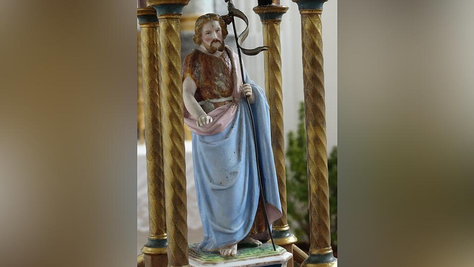 Johannes der T&auml;ufer auf dem Deckel des Taufbecken der Holzhausener Kirche.