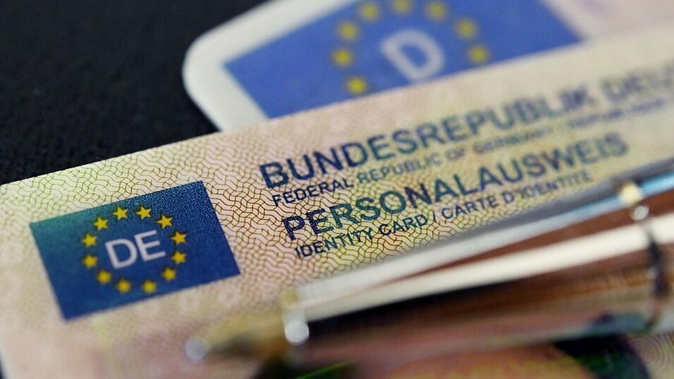 Der Antrag auf einen neuen Personalausweis soll demn&auml;chst weitgehend online m&ouml;glich sein. (Symbolbild)