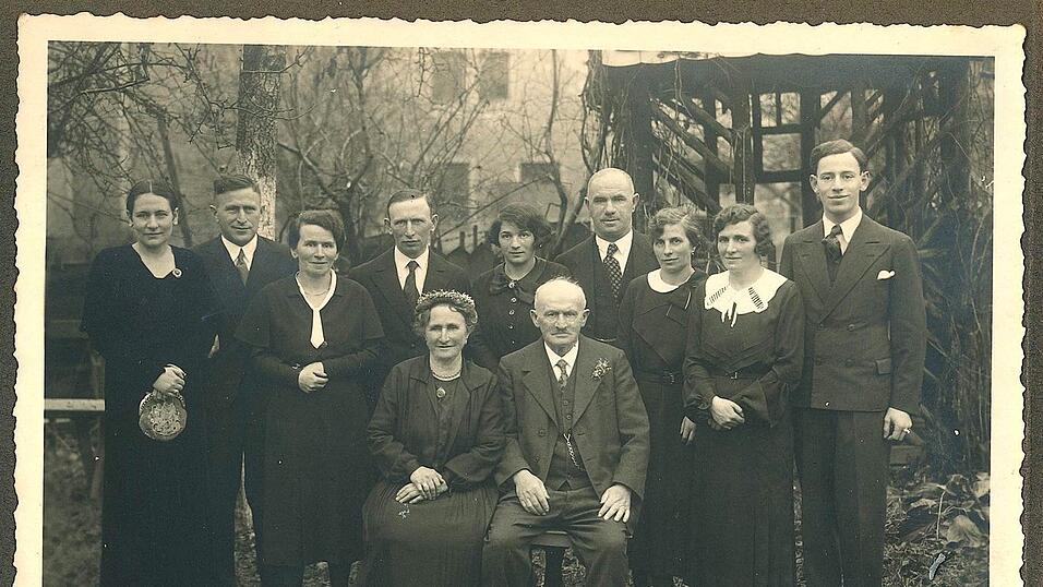 Ehepaar Berta und Josef Firnbacher (sitzend) am Tag der Goldenen Hochzeit, 18. Dezember 1934: von links stehend Liselotte und Emanuel Firnbacher (emigriert), Malchen Lorch (ermordet), Maier und Ida Firnbacher (emigriert), Hugo und Betti Wittmann (ermordet), Frieda Sämann (ermordet), Julius Lorch (emigriert). Ehepaar Berta und Josef Firnbacher (sitzend) am Tag der Goldenen Hochzeit, 18. Dezember 1934: von links stehend Liselotte und Emanuel Firnbacher (emigriert), Malchen Lorch (ermordet), Maier und Ida Firnbacher (emigriert), Hugo und Betti Wittmann (ermordet), Frieda Sämann (ermordet), Julius Lorch (emigriert).