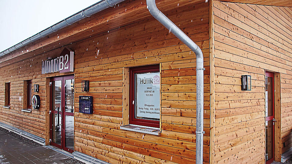 Eine Hütte, wie man sie in bergigen Regionen findet, zieht neuerdings im Gewerbepark die Blicke auf sich.
