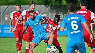 Roding mit MukuluIvan (4.v.l.) hat das schwere Heimspiel gegen den favorisierten TSV Seebach vor der Brust.