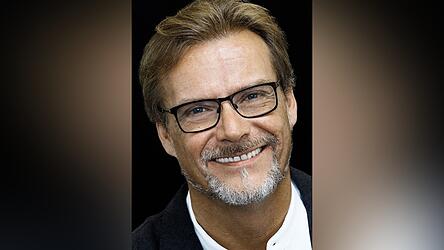 Stefan Tilch, geboren 1968 in Passau, studierte Theater- und Musikwissenschaften und italienische Philologie in München. Er war sieben Jahre lang Spielleiter an der Bayerischen Staatsoper, bevor er 2002 Intendant am Landestheater Niederbayern wurde.