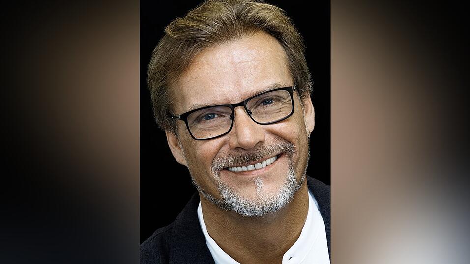Stefan Tilch, geboren 1968 in Passau, studierte Theater- und Musikwissenschaften und italienische Philologie in München. Er war sieben Jahre lang Spielleiter an der Bayerischen Staatsoper, bevor er 2002 Intendant am Landestheater Niederbayern wurde. Stefan Tilch, geboren 1968 in Passau, studierte Theater- und Musikwissenschaften und italienische Philologie in München. Er war sieben Jahre lang Spielleiter an der Bayerischen Staatsoper, bevor er 2002 Intendant am Landestheater Niederbayern wurde.